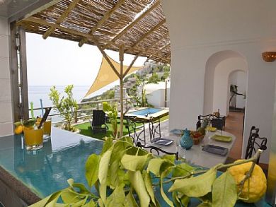Private villa sleeps 6 in Praiano with pool by the Sea